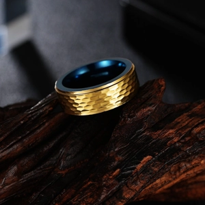 Bague en tungstène pour homme avec extérieur martelé doré et intérieur poli bleu