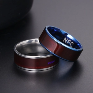 Smarte NFC-Ringe in Silber und Blau aus Edelstahl mit sichtbarer interner Schaltungstextur
