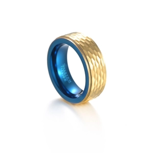 Détail macro de l'extérieur en or martelé et de l'intérieur poli bleu en tungstène