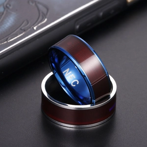 Smarter NFC-Ring mit elektronischem Schaltungsmuster und poliertem Metall-Finish
