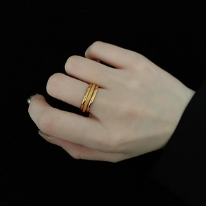Bague en acier titane doré à trois couches avec bords polis et centre au fini givré