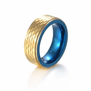 Bague en tungstène martelé doré pour homme avec intérieur bleu brillant poli