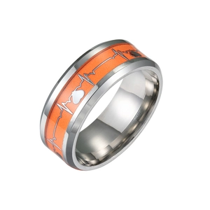 Anello in argento lucido con linea EKG del battito cardiaco arancione e cuore