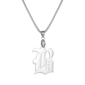 Dettaglio del pendente con lettera B gotica argentata su una catena a sfere in acciaio lucido