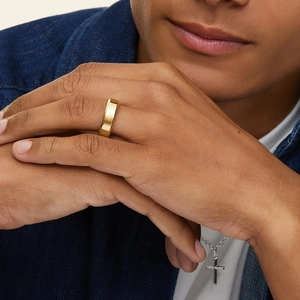 Anillo minimalista de oro de 8mm para hombre con bordes biselados en un modelo