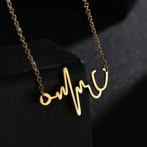 Collier stéthoscope battement de coeur en acier inoxydable doré sur présentoir noir