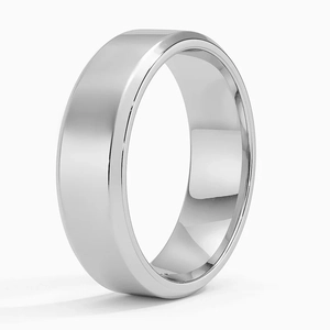 Detalle de anillo de plata de 8mm con bordes biselados y acabado pulido espejo