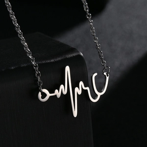 Collier chic en acier inoxydable argenté avec pendentif stéthoscope et battement de coeur