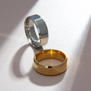 Detalle de anillos en oro y plata con bordes biselados y acabado metálico pulido