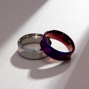 Primer plano de anillos de 8mm plateado y púrpura con bordes biselados y sombras nítidas