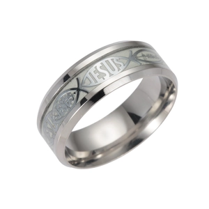 Vue détaillée de la gravure Jésus et du symbole poisson sur la bague en acier poli