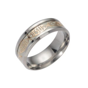 Vue détaillée de la bague en acier avec symbole poisson Ichthys et texte Jésus doré