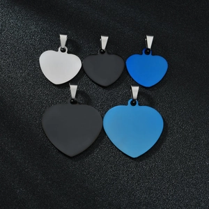 Dettaglio dei ciondoli a forma di cuore in acciaio inossidabile in cinque colori metallici