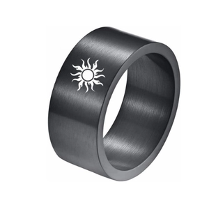 Détail de la bague en acier titane noir brossé de 10 mm avec gravure de totem solaire