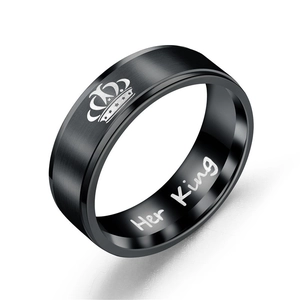 Détail d'une bague en acier titane noir mat avec gravure Her King et icône couronne