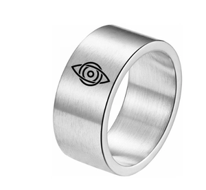 Détail de la bague en acier brossé 10mm avec rune nordique et gravure de l'œil céleste