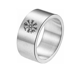 Détail de bague en acier brossé de 10mm avec symbole boussole nordique Vegvisir noir