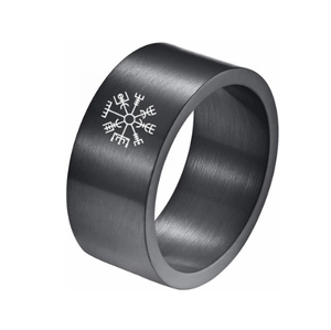 Vue détaillée d'une bague en titane noir brossé avec boussole viking Vegvisir gravée