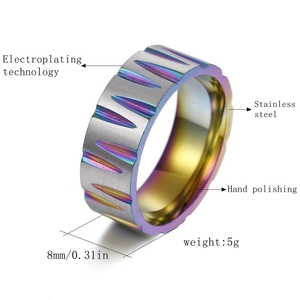 Détail d'une bague en acier de 8mm avec intérieur arc-en-ciel et finition mate