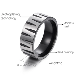Détail macro d'une bague en acier de 8mm avec texture brossée et gravures en forme de V