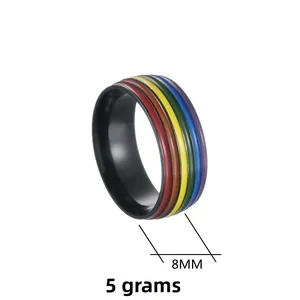 Detailoverzicht van de 8mm breedte en 5g gewicht van deze regenboog emaille ring