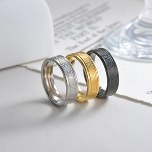 Detailansicht der Ringe in Silber, Gold und Schwarz mit gravierten römischen Zahlen