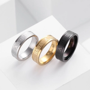Detailansicht von Titanstahlringen in Gold, Silber und Schwarz mit römischen Zahlen