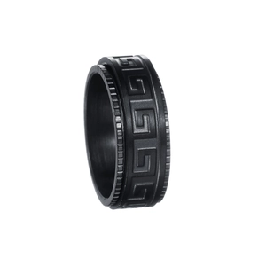 Vue détaillée d'une bague noire en titane avec motifs grecs en relief et bords dentelés