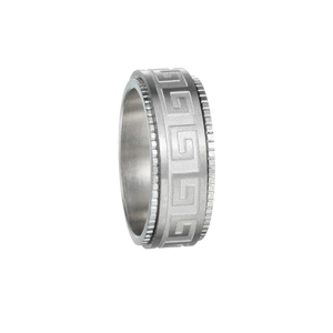 Détail de la bague en acier titane mat avec motif grec et texture d'engrenage