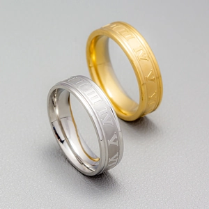 Minimalistische Titanstahlringe mit geätzten römischen Ziffern in Gold und Silber