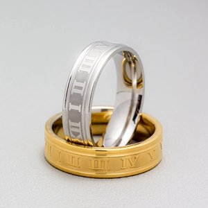 Ringe aus Titanstahl in Gold und Silber mit geprägten römischen Ziffern im modernen Stil