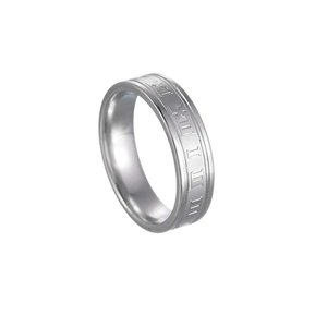Makro-Detail eines silbernen Titanstahlrings mit gravierten römischen Ziffern und Politur