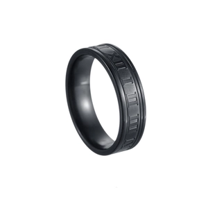 Detailaufnahme des matt schwarzen Titanrings mit geprägten römischen Ziffern