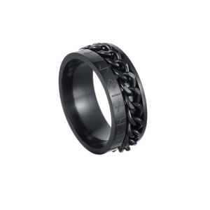 Detalle del anillo de runas vikingas negro mate con diseño de cadena cubana integrada