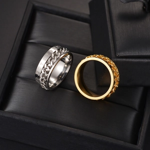 Nahaufnahme von gold- und silbernen Wikinger-Ringen mit Ketteninlay und Runengravur