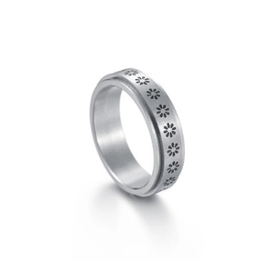 Vue détaillée d'une bague rotative en acier inoxydable avec des motifs de marguerites