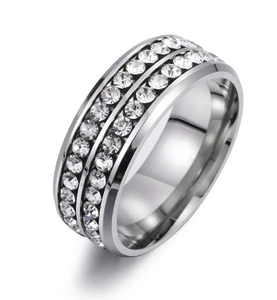 Détail d'une bague en acier argenté avec une double rangée de pierres en zircone cubique