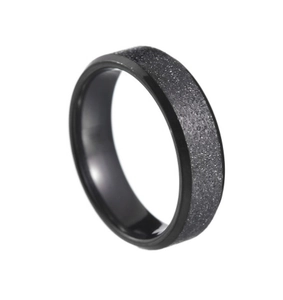 Vue macro d'une bague en acier noir sablé avec anneau intérieur poli et brillant