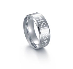 Macro di anello in acciaio al titanio argento con rune vichinghe incise e finitura lucida