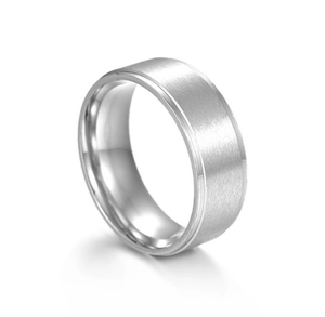 Détail d'une bague en acier titane argenté avec finition brossée et bords polis