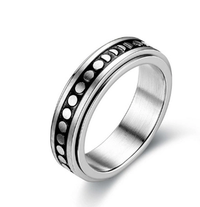 Détail de la bague anti-stress en acier titane avec motif lune étoile et finition sablée