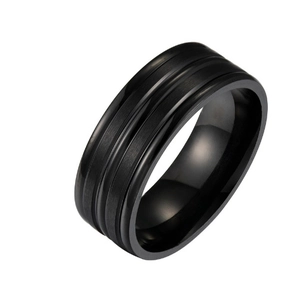 Détail d'une bague en acier inoxydable noir brossé avec doubles rainures et intérieur poli brillant