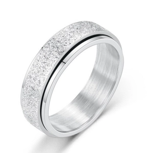 Vue détaillée d'une bague rotative en argent avec finition sablée et texture brossée fine