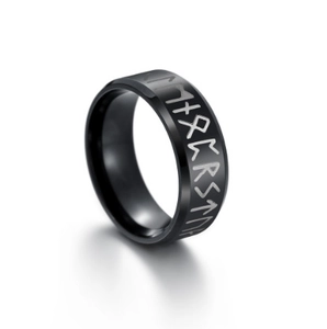 Détail de la bague en acier inoxydable noir mat avec motifs runiques nordiques gravés