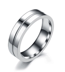Vue détaillée d'une bague en acier inoxydable poli argenté avec rainure centrale