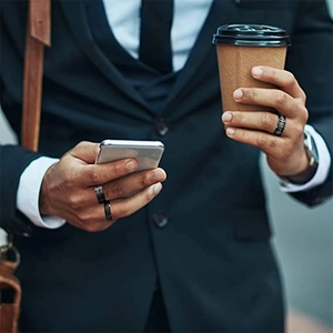 Lot de 6 bagues pour hommes en acier titane noir avec finition brossée style business