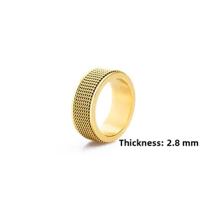 Macrodetail van gouden gevlochten ringband met 2,8 MM dikte en gepolijst staal
