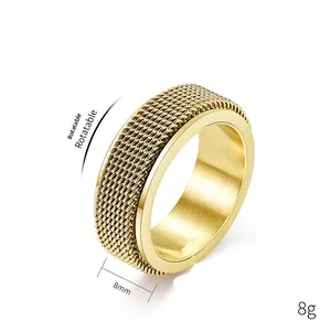 Detail van 8mm draaibare goudkleurige titaniumstalen ring met geweven gaastextuur en 8g