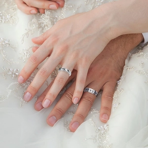 Détails de bagues de couple vintage gravées soleil et lune sur dentelle blanche
