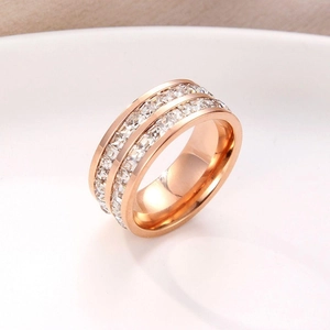 Makroaufnahme von roségoldenem Ring mit zweireihigen weißen Zirkonia-Steinen